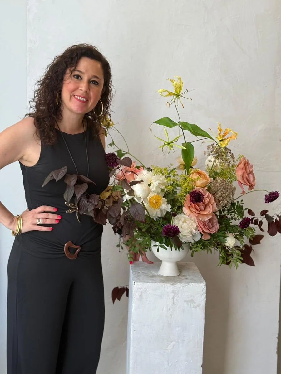 Florista de La Plantera junto a una composición floral de autor en el atelier de Madrid